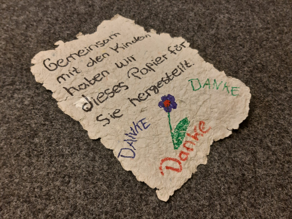 Recyclingpapier von Kindern erstellt
