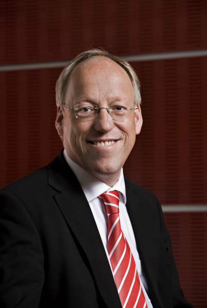 Portraitaufnahme von Oberbürgermeister Pit Clausen Portraitaufnahme von Oberbürgermeister Pit Clausen