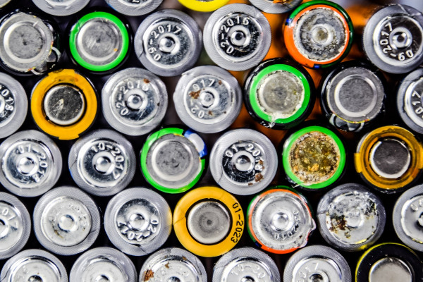 Eine Wand aus Batterien Eine Wand aus Batterien