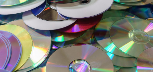Ein Haufen aus CDs und DVDs Ein Haufen aus CDs und DVDs