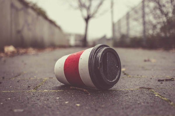 Coffee-to-go-Becherr auf dem Boden