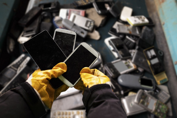 Elektroschrott aus Handys und Smartphones