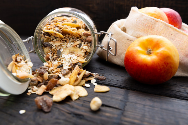 Müsli und Äpfel