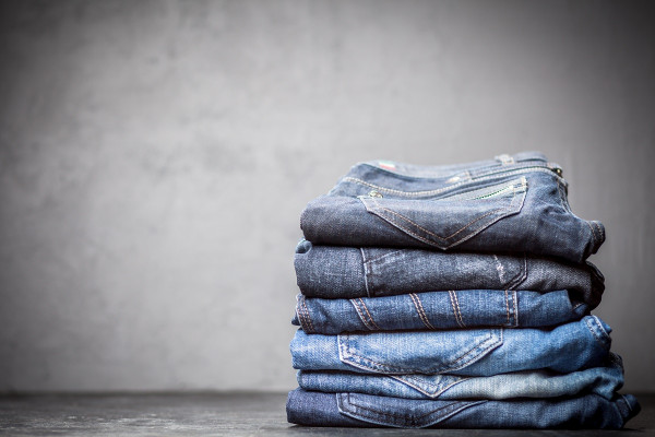 Ein Stapel aus Jeans Hosen Ein Stapel aus Jeans Hosen