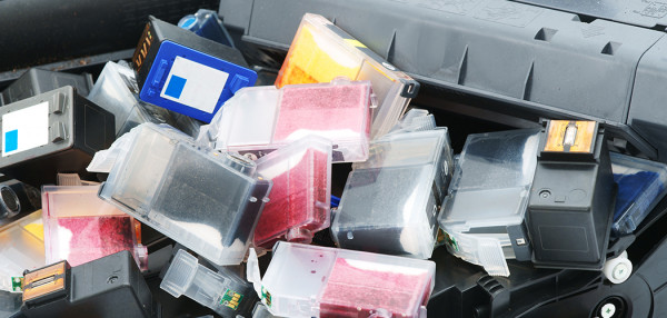 Ein Haufen aus leeren Druckerpatronen Ein Haufen aus leeren Druckerpatronen