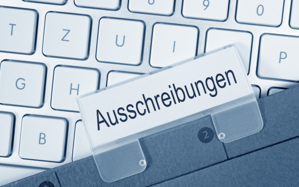 Tastatur mit einem Ordner mit der Aufschrift Ausschreibungen