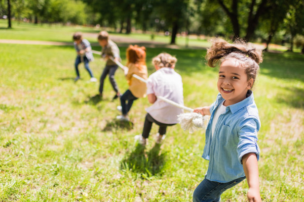 Kinder beim Tauziehen