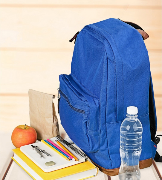 Blauer Schulrucksack auf einem Tisch