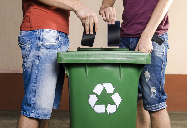 Smartphones werden in die Recyclingtonne gelegt Smartphones werden in die Recyclingtonne gelegt