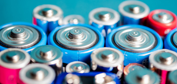 Verschiedene Batteriearten aufgestellt