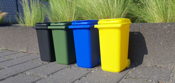 Vier verschiedene Abfallbehälter