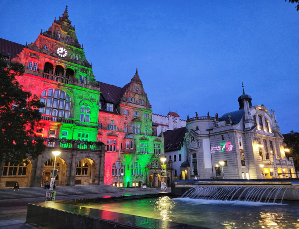 Das beleuchtete Alte Rathaus in Bielefeld