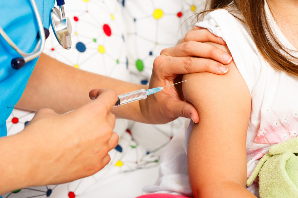 Ein Kind erhält eine Impfung.
