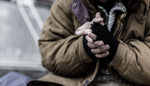 Nahaufnahme der Hände eines wohnungslosen Menschen