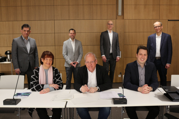 v. l.  Baudezernent Gregor Moss, Sven Berg Geschäftsführer BITel, Rainer Müller und Martin Uekmann Geschäftsführer der Stadtwerke, Regierungsvizepräsidentin Anke Recklies, Oberbürgermeister Pit Clausen, Tim Holst