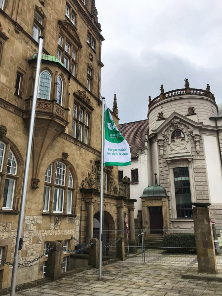 Die Mayors-for-Peace-Flagge vorm Bielefelder Rathaus