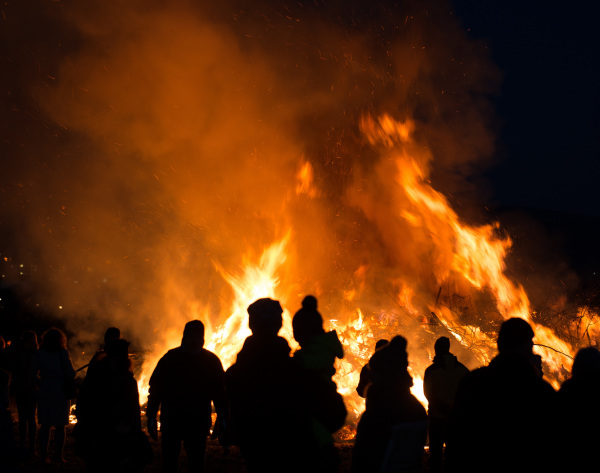 Silhouetten von Personen vor einem Feuer, © PantherMedia/Marko Volkmar