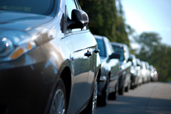 Reihe von geparkten Autos