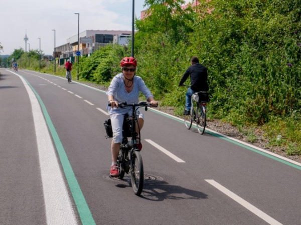 Komfortabel unterwegs auf dem Radschnellweg (Gerhard – stock.adobe.com)