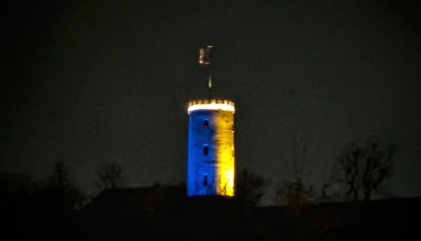 Als Zeichen der Solidarität leuchtete die Sparrenburg in der Nacht von Donnerstag auf Freitag in gelb und blau – den Landesfarben der Ukraine.