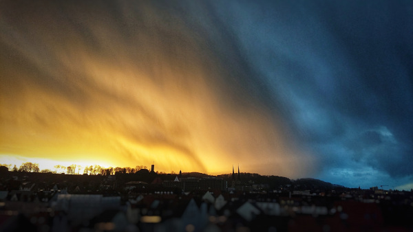 Himmel über Bielefeld in blau und gelb