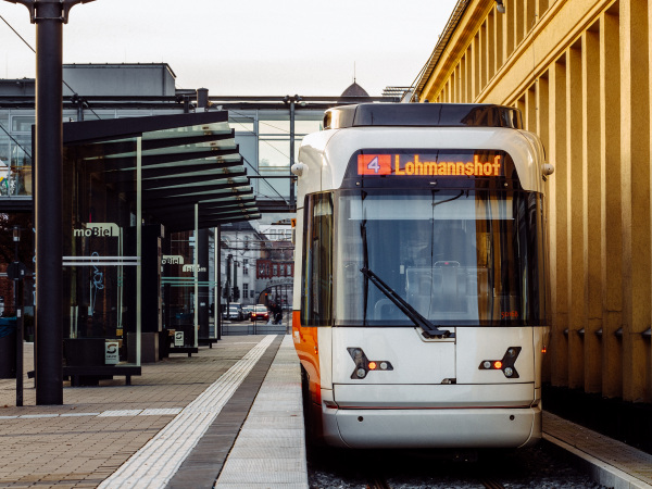 Stadtbahn-Linie 4 steht an der Haltestelle.