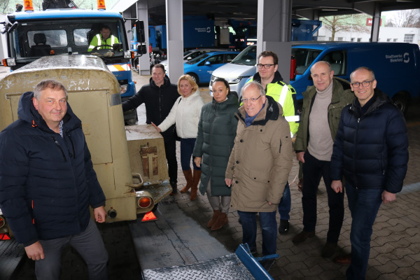 Beim Verladen des Notstromaggregates (von links): Dr. Martin Betge, Andre Beißel (Stadtwerke, hinten im Laster), Olaf Selonke (Stadt Bielefeld), Nataliya Didenko, Nataliya Gerent, Oberbürgermeister Pit Clausen, Dr. Nils Neusel-Lange (Stadtwerke), Dieter Wacker und Stadtwerke-Geschäftsführer Martin Uekmann