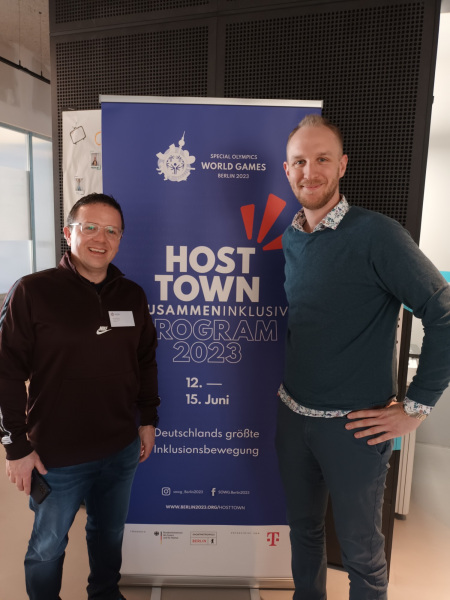 V.l.: John Mc Naboe und Daniel Seifert beim Treffen in Berlin.