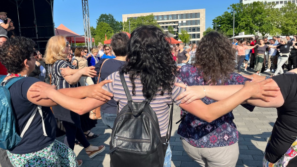 Beim NoRacism-Festival 2023 tanzten die Teilnehmenden gemeinsam Sirtaki. Foto: Stadt Bielefeld