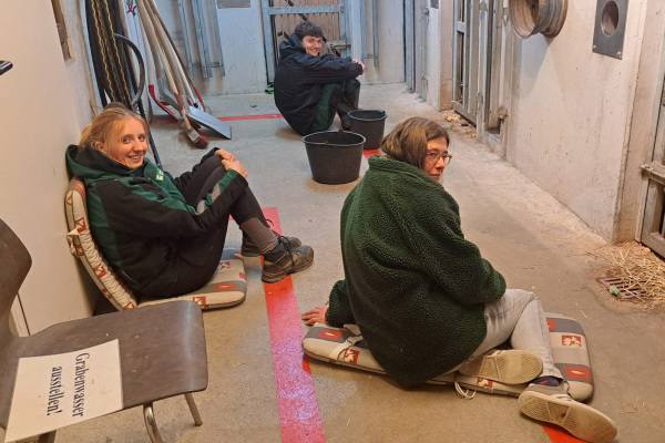 Blick hinter die Kulissen Blick hinter die Kulissen (v.l.): Tierpflegerin Maren Walker, Azubi Hennes Reich und Reviertierpflegerin Andrea Günnemann verbringen täglich mehrere Stunden mit den beiden Bärendamen, um Vertrauen zu ihnen aufzubauen.