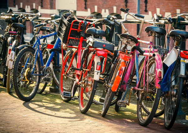 Fahrräder an Straße