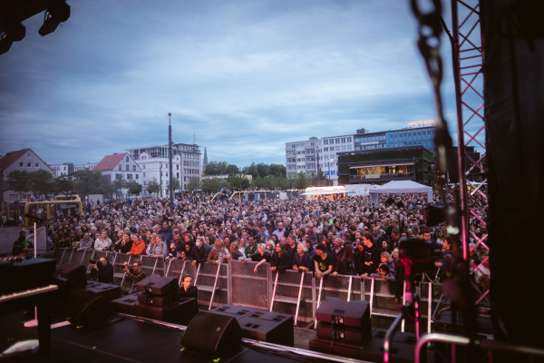 Menschenmenge bei einem Konzert auf dem Kesselbrink.