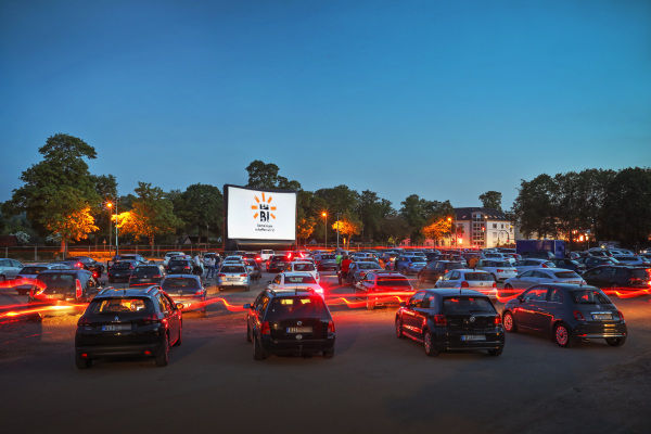 Autokino auf der Radrennbahn.