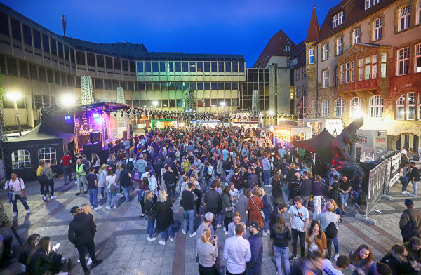 Open-Air Veranstaltung auf dem Rathausplatz.