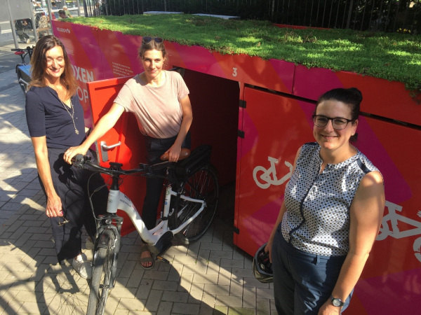 Das VELODEPO-Team freut sich über die neuen Radgargen östlich des Jahnplatzes. Die Geschäftsführerinnen Anja Klett, Liv Nilsson von VELODEPO mit Barbara Choryan, Teamleiterin Strategische Mobilitätsplanung und ÖPNV vor den neuen Fahrradgaragen