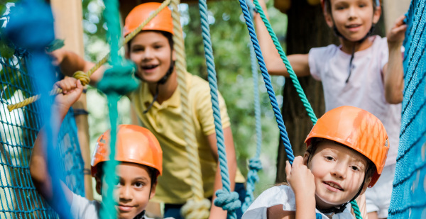 Kinder im Kletterpark