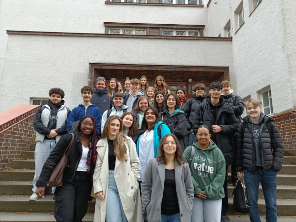 Gruppenbild der freiwilligen Helfer*innen während der Host Town Tage in Bielefeld.