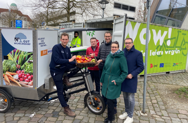 Blicken zufrieden auf ein Jahr City-Logistik in Bielefeld: Jan Hoyer (Geschäftsführung Gut Wilhelmsdorf), Florian Schmidt (Depotleiter Bielefeld bei DPD), Michael Bernhard (Specialist Process & Development bei DPD), Barbara Choryan (Projektleiterin im Amt für Verkehr) sowie Olaf Lewald (Leiter des Amtes für Verkehr, Foto v. li.).  Fotoquelle: Stadt Bielefeld, 