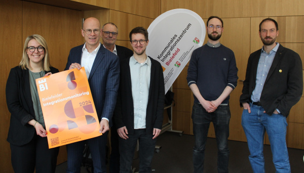 (von rechts) Prof. Dr. Jonas Rees, Yann Rees (beide Forschungsinstitut Gesellschaftlicher Zusammenhalt, Universität Bielefeld), Wilhelm Berghan (KI Bielefeld), Norbert Wörmann (Leitung KI Bielefeld), Ingo Nürnberger (Sozialdezernent), Pauline Junker (KI Bielefeld) (von rechts) Prof. Dr. Jonas Rees, Yann Rees (beide Forschungsinstitut Gesellschaftlicher Zusammenhalt, Universität Bielefeld), Wilhelm Berghan (KI Bielefeld), Norbert Wörmann (Leitung KI Bielefeld), Ingo Nürnberger (Sozialdezernent), Pauline Junker (KI Bielefeld)