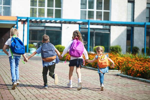 Kinder gehen gemeinsam zur Schule