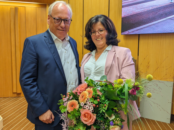 Oberbürgermeister Pit Clausen gratuliert der neugewählten Dezernentin Claudia Koch. Foto: Stadt Bielefeld