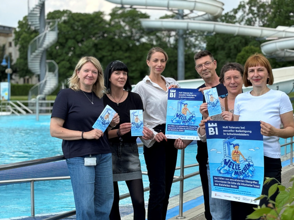 "Welle machen" (v. l.): Katrin Hinney, Stadtwerke Bielefeld, Gleichstellung, Natalie Pietsch, BBF- Bielefelder Bäder und Freizeit GmbH, Laura Schicker, BBF- Bielefelder Bäder und Freizeit GmbH, Stefan Flechtner, Wiesenbad Bielefeld, Andrea Beck, Mädchenhaus Bielefeld e.V., Agnieszka Salek, Gleichstellungsstelle der Stadt Bielefeld. Foto: Stadt Bielefeld