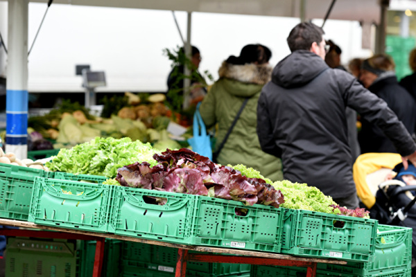 Gemüse-Auslage auf einem Wochenmarkt