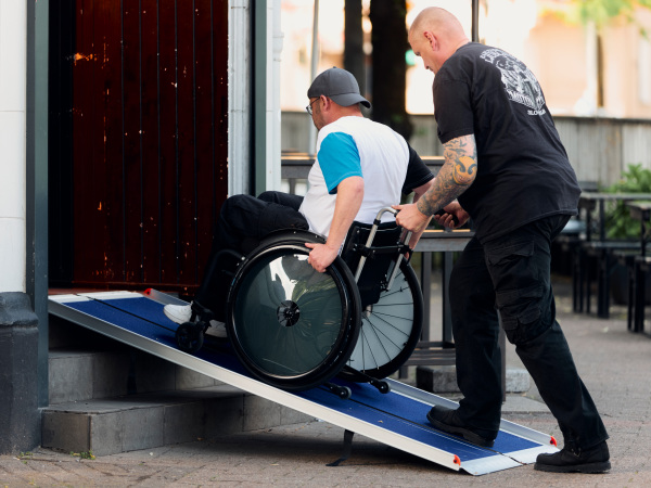 Die mobilen Rampen ermöglichen Menschen mit Mobilitätseinschränkungen eine barrierefreie Teilnahme am Einkaufsleben in Bielefeld. Foto: Patrick Pollmeier