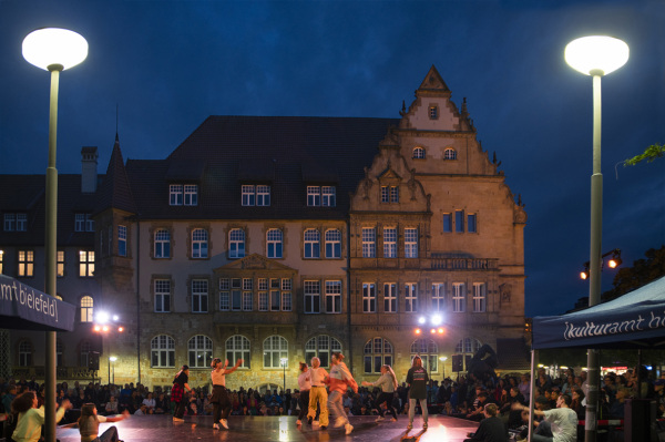Eine Tanzgruppe vorm Alten Rathaus in Bielefeld beim Tanzfestival 2024, Foto: Tanzfestival Bielefeld/KlausHansen