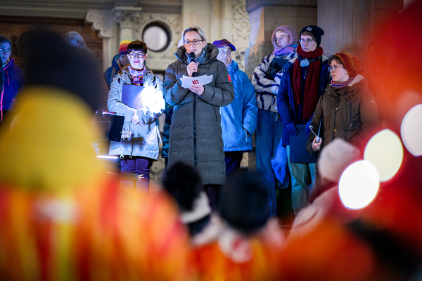 Oberbürgermeisterin Dr. Christiana Bauer hielt vor dem Alten Rathaus die Eröffnungsrede zum Internationalen Tag gegen Gewalt an Frauen. Foto: Stadt Bielefeld/Thomas F. Starke