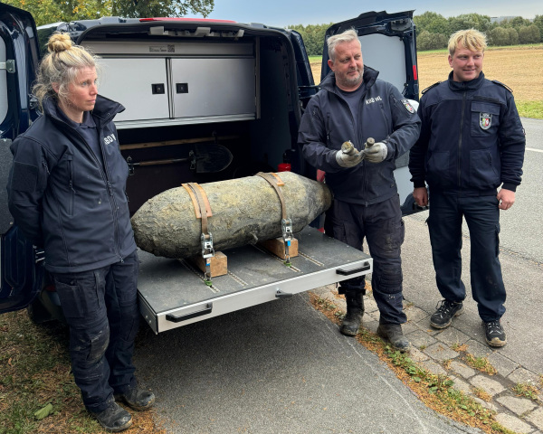 Einsatzkräfte der Feuerwehr bei Bombenentschärfung am Ostring, 17.09.2025