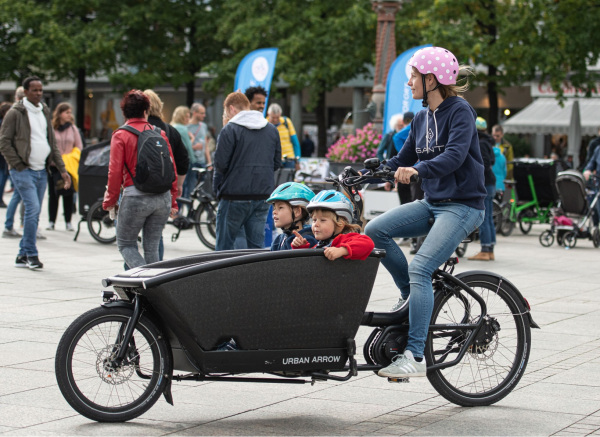 Frau fährt mit Lastenrad | Foto: Cargobikeroadshow/Andreas Lörcher