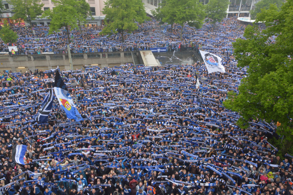 Fans feiern vorm Alten Rathaus anlässlich Arminia Bielefelds Aufstieg in die 2. Bundesliga im Jahr 2015. Foto: Stadt Bielefeld 