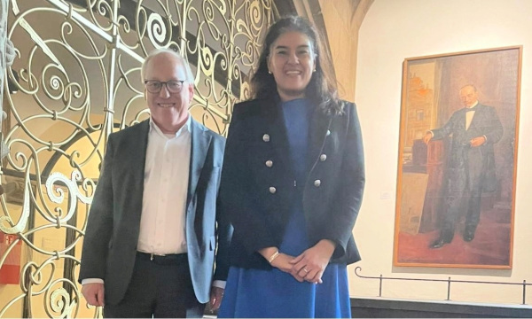 Oberbürgermeister Pit Clausen empfing die amerikanische Generalkonsulin Preeti V. Shah. Foto: Stadt Bielefeld